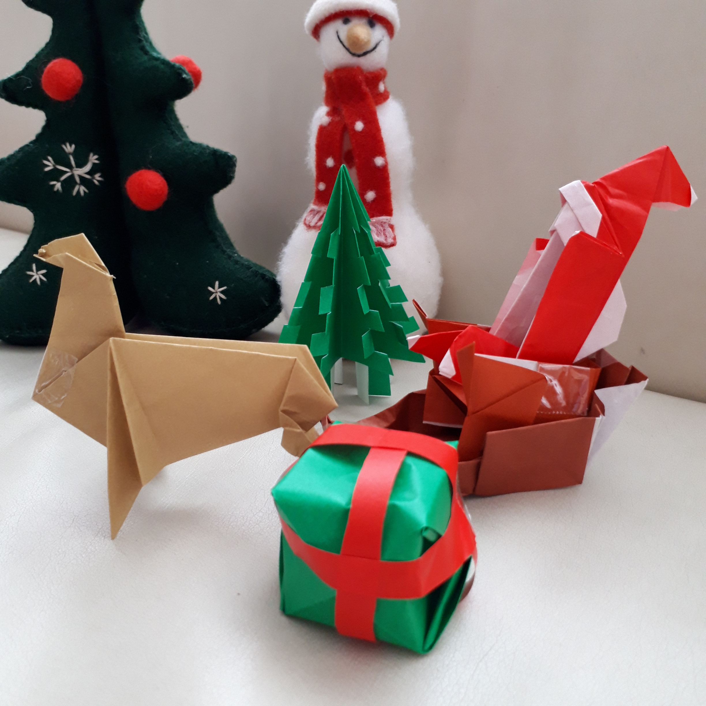 クリスマスの飾りを折り紙で立体的につくってみた サンタやトナカイも 琴子チャンネル